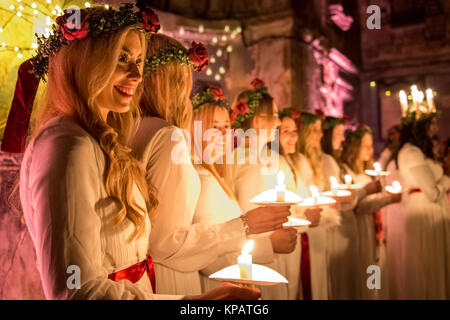 Londres, Royaume-Uni. 14 Décembre, 2017. Choeur suédois avec des bougies et des couronnes de tête célébrant la tradition scandinave de "Lucia nuits' dans Peckham. Crédit : Guy Josse/Alamy Live News Banque D'Images