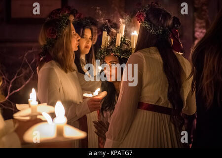 Londres, Royaume-Uni. 14 Décembre, 2017. Choeur suédois avec des bougies et des couronnes de tête célébrant la tradition scandinave de "Lucia nuits' dans Peckham. Crédit : Guy Josse/Alamy Live News Banque D'Images