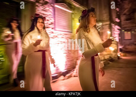 Londres, Royaume-Uni. 14 Décembre, 2017. Choeur suédois avec des bougies et des couronnes de tête célébrant la tradition scandinave de "Lucia nuits' dans Peckham. Crédit : Guy Josse/Alamy Live News Banque D'Images