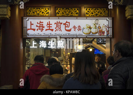 Shanghai, Shanghai, Chine. 14 Décembre, 2017. Shanghai, Chine 14 décembre 2017 :(usage éditorial uniquement. Chine OUT) .construite en règne de Yongle de la dynastie Ming (1368 - 1644), le Temple du dieu de la ville de Shanghai est situé à Fangbang Road, et jouxte le Jardin Yuyuan dans le sud. Avec le développement commercial, et la région de commerce en expansion, le nombre de centres commerciaux et de snack-rues sont en rapide augmentation. Temple du dieu de la ville jouit d'un statut élevé de Shanghai, avec un vieux dicton : l'un qui n'atteint pas le temple n'atteint jamais de Shanghai. Il a été construit pour protéger la sécurité des Banque D'Images