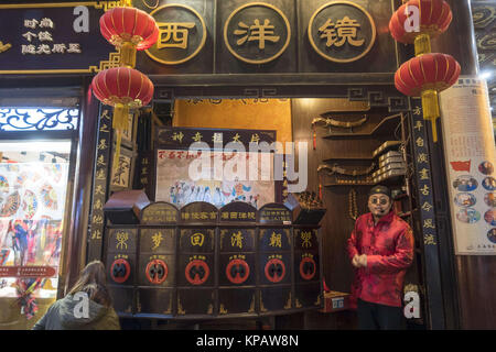 Shanghai, Shanghai, Chine. 14 Décembre, 2017. Shanghai, Chine 14 décembre 2017 :(usage éditorial uniquement. Chine OUT) .construite en règne de Yongle de la dynastie Ming (1368 - 1644), le Temple du dieu de la ville de Shanghai est situé à Fangbang Road, et jouxte le Jardin Yuyuan dans le sud. Avec le développement commercial, et la région de commerce en expansion, le nombre de centres commerciaux et de snack-rues sont en rapide augmentation. Temple du dieu de la ville jouit d'un statut élevé de Shanghai, avec un vieux dicton : l'un qui n'atteint pas le temple n'atteint jamais de Shanghai. Il a été construit pour protéger la sécurité des Banque D'Images