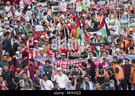 Kuala Lumpur, Malaisie. Le 15 décembre, 2017. Des centaines de manifestants musulmans malais mars à l'ambassade des États-Unis au cours d'une manifestation à Kuala Lumpur, Malaisie, le 15 décembre 2017. Ils protestent contre l'extérieur de l'ambassade des États-Unis au-dessus de Washington est controversée de reconnaître Jérusalem comme capitale d'Israël. Crédit : Chris Jung/ZUMA/Alamy Fil Live News Banque D'Images