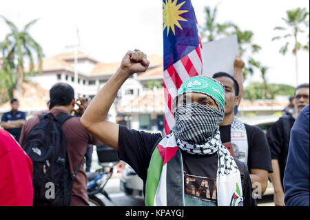 Kuala Lumpur, Malaisie. Le 15 décembre, 2017. Des centaines de manifestants musulmans malais mars à l'ambassade des États-Unis au cours d'une manifestation à Kuala Lumpur, Malaisie, le 15 décembre 2017. Ils protestent contre l'extérieur de l'ambassade des États-Unis au-dessus de Washington est controversée de reconnaître Jérusalem comme capitale d'Israël. Crédit : Chris Jung/ZUMA/Alamy Fil Live News Banque D'Images