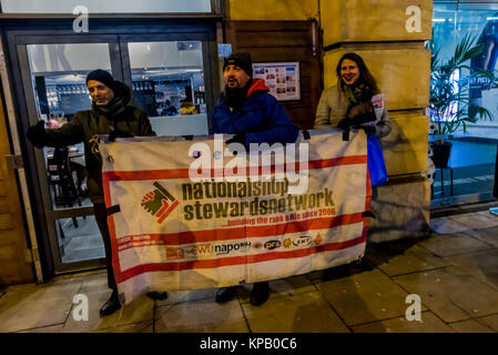 Décembre 14, 2017 - Londres, Royaume-Uni. 14 décembre 2017. Un travailleur est titulaire d'une plaque avec une citation de film à la manifestation de solidarité à l'extérieur de Hackney Picturehouse, l'un des cinq cinémas de Londres où les travailleurs en grève ont été de nouveau à l'appui de leur longue lutte pour la London Living Wage, sur l'ouverture de la guerre des étoiles, film, 'Last of the Jedi". Les grévistes sont membres de l'Union européenne et le commerce BECTU ainsi qu'un salaire de subsistance se battent pour obtenir leur syndicat reconnu par Picturehouse, qui est une partie de l'entreprise multinationale, Cineworld. Le Hackney Picturehouse les grévistes ont été rejoints par ceux de Banque D'Images