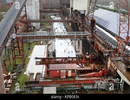 Essen, Allemagne. Le 15 décembre, 2017. Les enfants de l'école le patin sur la patinoire au complexe industriel de la mine de charbon de Zollverein à Essen, Allemagne, 15 décembre 2017. La patinoire d'une surface d'arounc 1 800 mètres carrés, directement à côté de l'ancienne cokerie, est ouvert jusqu'au 07 janvier 2018. Credit : Roland Weihrauch/dpa/Alamy Live News Banque D'Images