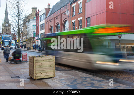 Preston, Lancashire, Royaume-Uni. Le 15 décembre, 2017. Alerte de sécurité. Les dispositifs anti-terroristes, ou des tampons de véhicule ont été installés pendant la nuit dans les villes High Street. Clients mystères de Fishergate ont maintenant de négocier autour de grands planteurs en bois rempli de béton et couronné par pensées d'hiver. Les dispositifs visant à empêcher un véhicule d'attaque ciblant les acheteurs de Noël led et les piétons ont été accueillis avec un certain amusement par des habitants, décrit comme le plus grand des poubelles dans la rue, une pollution visuelle et un énorme obstacle pour les malvoyants. Credit : MediaWorldImages/Alamy Live News Banque D'Images