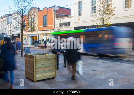 Preston, Lancashire, Royaume-Uni. Le 15 décembre, 2017. Alerte de sécurité. Les dispositifs anti-terroristes, ou des tampons de véhicule ont été installés pendant la nuit dans les villes High Street. Clients mystères de Fishergate ont maintenant de négocier autour de grands planteurs en bois rempli de béton et couronné par pensées d'hiver. Les dispositifs visant à empêcher un véhicule d'attaque ciblant les acheteurs de Noël led et les piétons ont été accueillis avec un certain amusement par des habitants, décrit comme le plus grand des poubelles dans la rue, une pollution visuelle et un énorme obstacle pour les malvoyants. Credit : MediaWorldImages/Alamy Live News Banque D'Images