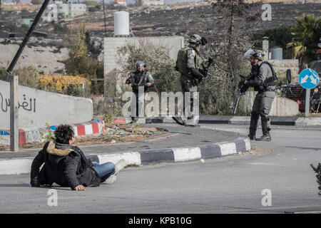 Ramallah, Cisjordanie. Le 15 décembre, 2017. Un Palestinien tenant un couteau est d'être abattu par les forces israéliennes lors d'affrontements près de Ramallah, Cisjordanie, 15 décembre 2017. L'homme poignardé au moins un garde frontière israélien, infligeant des blessures légères avant qu'il a été tourné. Selon les Forces de défense israéliennes (FDI), l'assaillant peut avoir été en portant une ceinture d'explosifs. Credit : Oren Ziv/dpa/Alamy Live News Banque D'Images