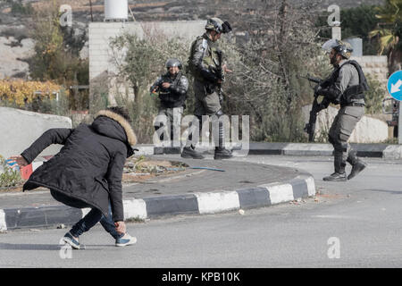 Ramallah, Cisjordanie. Le 15 décembre, 2017. Un Palestinien tenant un couteau est d'être abattu par les forces israéliennes lors d'affrontements près de Ramallah, Cisjordanie, 15 décembre 2017. L'homme poignardé au moins un garde frontière israélien, infligeant des blessures légères avant qu'il a été tourné. Selon les Forces de défense israéliennes (FDI), l'assaillant peut avoir été en portant une ceinture d'explosifs. Credit : Oren Ziv/dpa/Alamy Live News Banque D'Images