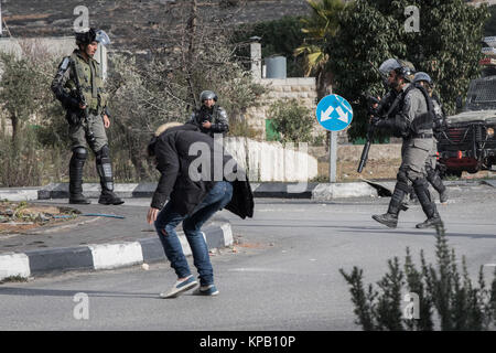 Ramallah, Cisjordanie. Le 15 décembre, 2017. Un Palestinien tenant un couteau est d'être abattu par les forces israéliennes lors d'affrontements près de Ramallah, Cisjordanie, 15 décembre 2017. L'homme poignardé au moins un garde frontière israélien, infligeant des blessures légères avant qu'il a été tourné. Selon les Forces de défense israéliennes (FDI), l'assaillant peut avoir été en portant une ceinture d'explosifs. Credit : Oren Ziv/dpa/Alamy Live News Banque D'Images