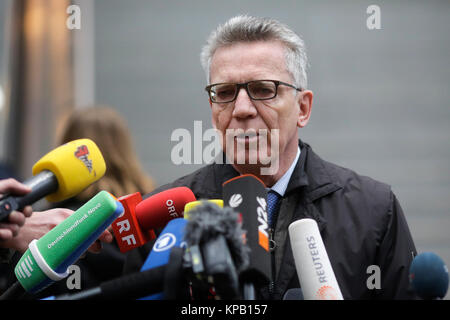 Berlin, Allemagne. Le 15 décembre, 2017. Le ministre allemand de l'intérieur Thomas de Maizière (CDU) parler aux médias après aller voir le système de reconnaissance automatique du visage à Suedkreuz gare de Berlin, Allemagne, 15 décembre 2017. de Maizière veut étendre le projet pilote à Berlin sur la reconnaissance automatique du visage à l'aide de caméras de surveillance dans les gares. Photo : Markus Schreiber/AP extérieure/apd/Alamy Live News Banque D'Images