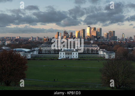 Greenwich, Londres, Royaume-Uni. 14 Décembre, 2017. Un coucher de soleil hivernal vu de Greenwich Park dans le sud-est de Londres. Rob Powell/Alamy Live News Banque D'Images