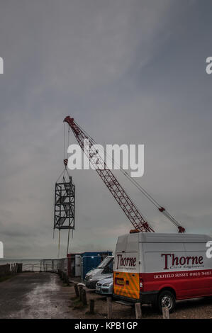 Ecart De Birling. East Sussex, UK..15 décembre 2017..de nouvelles marches d'accès à la plage de remplacement sur le site National Trust sur la côte sud sont en place. L'érosion accélérée des falaises de craie a nécessité des travaux à effectuer quelques années plus tôt que prévu. Le temps qui permet le travail devrait être terminé avant Noël, permettant un accès public à la plage une fois de plus. . Banque D'Images