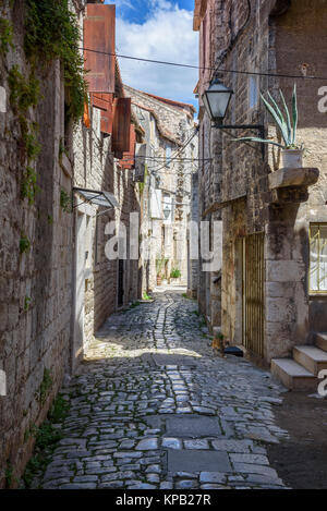 Rues étroites, la vieille ville de Trogir, Croatie Banque D'Images