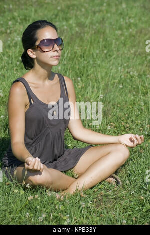 Communiqué de modèle, Frau Macht der Wiese dans Jogauebung - yoga à Meadow Banque D'Images