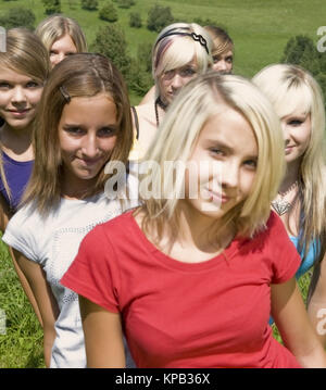 Communiqué de modèle, Jugendliche Maedchen - teenage girls Banque D'Images