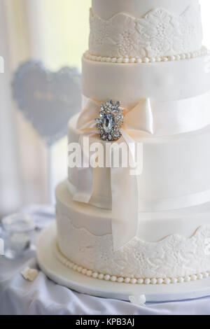 Gâteau de mariage lors d'une réception avec decortaed fleurs Banque D'Images
