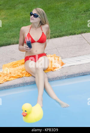 Communiqué de modèle, Junge Frau im Bikini Cocktail trinkt am Pool - woman with cocktail at pool Banque D'Images