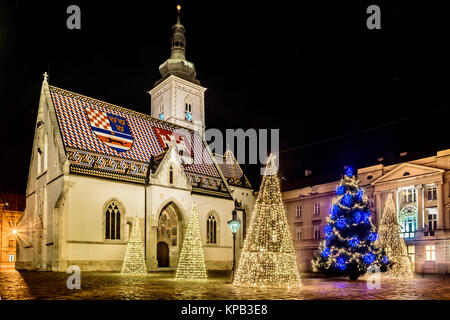 Vue de nuit à l'avènement du temps dans la ville de Zagreb, destination touristique très populaire en Europe. Banque D'Images