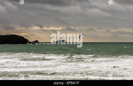 Le kite surf au cours d'une tempête à la plage de Fistral, Cornwall, UK Banque D'Images