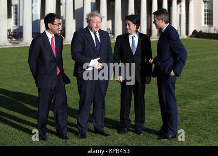 Secrétaire des affaires étrangères Boris Johnson (2e à gauche) et le secrétaire à la défense, Gavin Williamson (à droite) aux côtés de leurs homologues japonais, le ministre de la Défense Itsunori Onodera (deuxième à droite) et le Ministre des affaires étrangères Taro Kono (à gauche) au National Maritime Museum de Londres, pour des entretiens sur la sécurité et la coopération en matière de défense. Banque D'Images