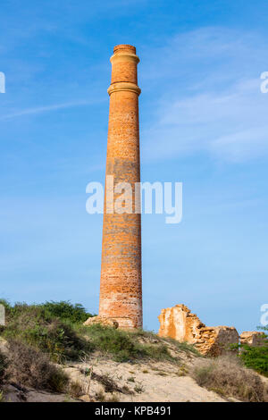 Cheminée de l'ancienne usine de céramique à Praia de Chaves, Boa Vista, Cap Vert Banque D'Images