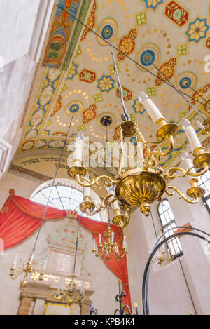 Synagogue remu,le plafond décoré et de suspendre des candélabres à l'intérieur de la Synagogue Remu du 16ème siècle dans le quartier juif de Kazimierz de Cracovie, Pologne. Banque D'Images