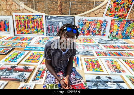 Homme d'art et vente de peinture de la chaussée à l'angle d'une rue, Santa Maria, île de Sal, Salina, Cap Vert, Afrique Banque D'Images