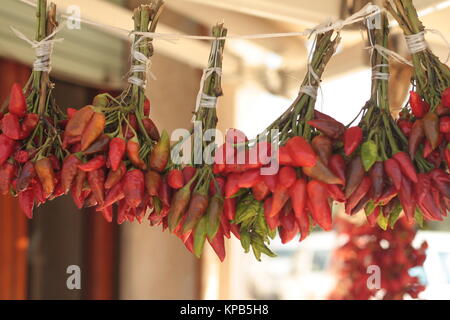 Poivrons rouges bouquets en vente, de l'Italie. Banque D'Images