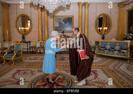 La reine Elizabeth II répond à M. Nabil Ben Khedher, Ambassadeur de Tunisie, lors d'une audience privée au palais de Buckingham à Londres. Banque D'Images