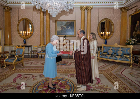 La reine Elizabeth II répond à M. Nabil Ben Khedher, Ambassadeur de Tunisie, et Mme Maha Ben Larbi, lors d'une audience privée au palais de Buckingham à Londres. Banque D'Images