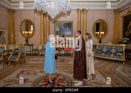 La reine Elizabeth II répond à M. Nabil Ben Khedher, Ambassadeur de Tunisie, et Mme Maha Ben Larbi, lors d'une audience privée au palais de Buckingham à Londres. Banque D'Images