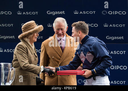 Ascot, UK. 24 novembre, 2017. Le Prince de Galles, Patron de la campagne du Fonds, et la duchesse de Cornouailles faire une présentation à Micha Banque D'Images