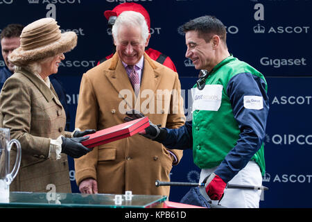 Ascot, UK. 24 novembre, 2017. Le Prince de Galles, Patron de la campagne du Fonds, et la duchesse de Cornouailles faire une présentation à Mauri Banque D'Images