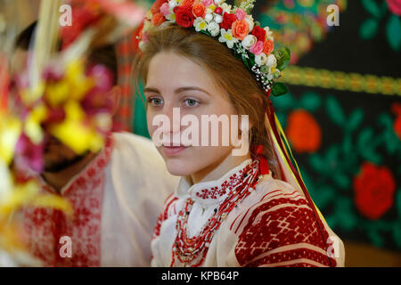 Le Bélarus, Gomel, Folk Museum, 26.11.2016 année. Rite de mariage vintage. La femme en écharpe.cérémonie de mariage biélorusse. L'épouse du Bélarus.weddin Ethniques Banque D'Images