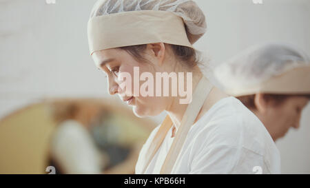 Les femmes cuisiniers travaille sur la cuisine Banque D'Images