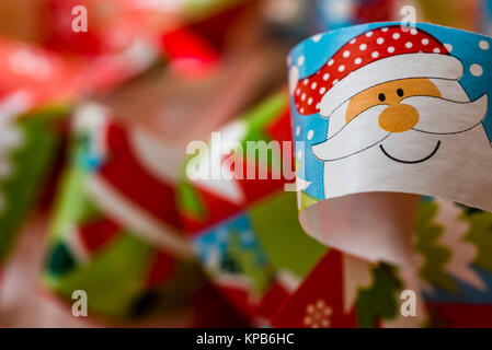 Décoration Papier, Père Noël, macro, selective focus. Thème de Noël arrière-plan, papier d'emballage coloré avec le Père Noël. Banque D'Images
