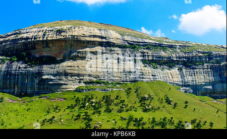 Couleur extérieure paysage pittoresque photo d'une roche massive / Hill dans le Golden Gate National Park, Drakensberg, Afrique du Sud, avec de l'herbe et d'arbres Banque D'Images