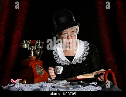 La vieille femme c'est comme une Miss Marple,femme Miss détective Anglais Marpul, caractère, femme détective, dans le livre d'Agatha Christie Banque D'Images