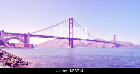 Photo panoramique du Golden Gate Bridge au coucher du soleil, aux teintes de couleur libre, San Francisco, USA. Banque D'Images