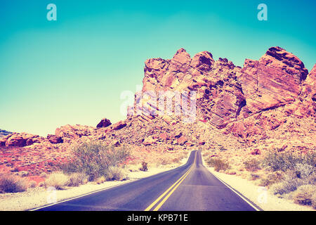 Route du désert, voyage adventure concept, tons de couleur libre, Nevada, USA. Banque D'Images