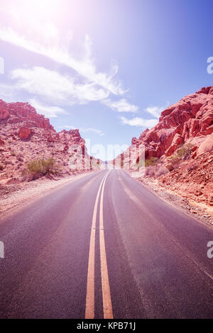 Route du désert, voyage adventure concept, PANTONE tons couleur Ultra Violet image, Nevada, USA. Banque D'Images