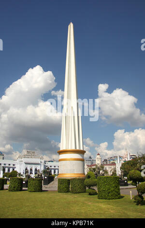 Le Monument de l'indépendance qui est un obélisque dans Maha Bandula Park, Yangon, Myanmar. Banque D'Images