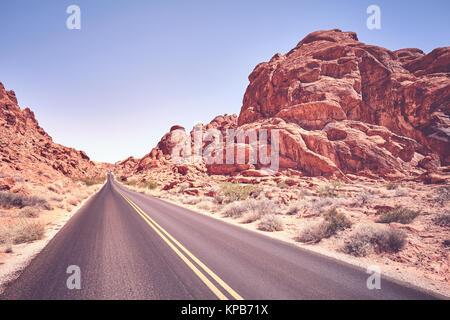 Route du désert, voyage adventure concept, tons de couleur libre, Nevada, USA. Banque D'Images