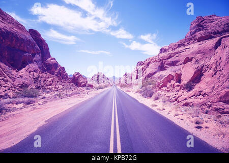 Tons couleur desert canyon road, travel adventure concept, Nevada, USA. Banque D'Images