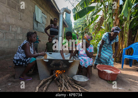 Sur un sustainalble casava torréfaction four d'énergie pour la production de gari, village près de Mafi-Kumase Bon, Région de la Volta, au Ghana, l'Afrique Banque D'Images