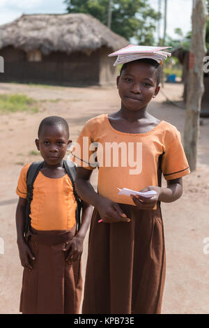 Deux filles de l'école sur le chemin de la maison, village près de Mafi-Kumase Bon, Région de la Volta, au Ghana, l'Afrique Banque D'Images