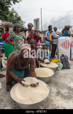 Gari vente au marché de Mafi-Kumase Bon, Région de la Volta, au Ghana, l'Afrique Banque D'Images
