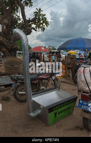 Un sustainalble four d'énergie pour la production de gari à vendre le jour du marché à Mafi-Kumase Bon, Région de la Volta, au Ghana, l'Afrique Banque D'Images