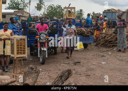 Jour de marché à Mafi-Kumase Bon, Région de la Volta, au Ghana, l'Afrique Banque D'Images
